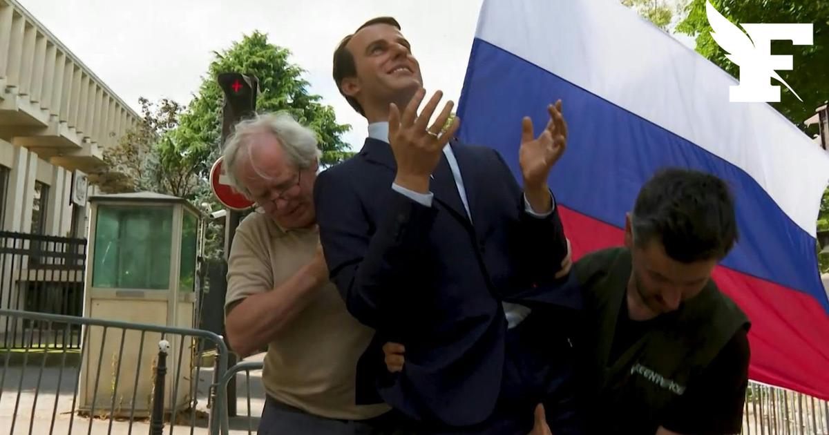 Les images de la statue de cire de Macron installée devant l’ambassade de Russie après son vol au Musée Grévin