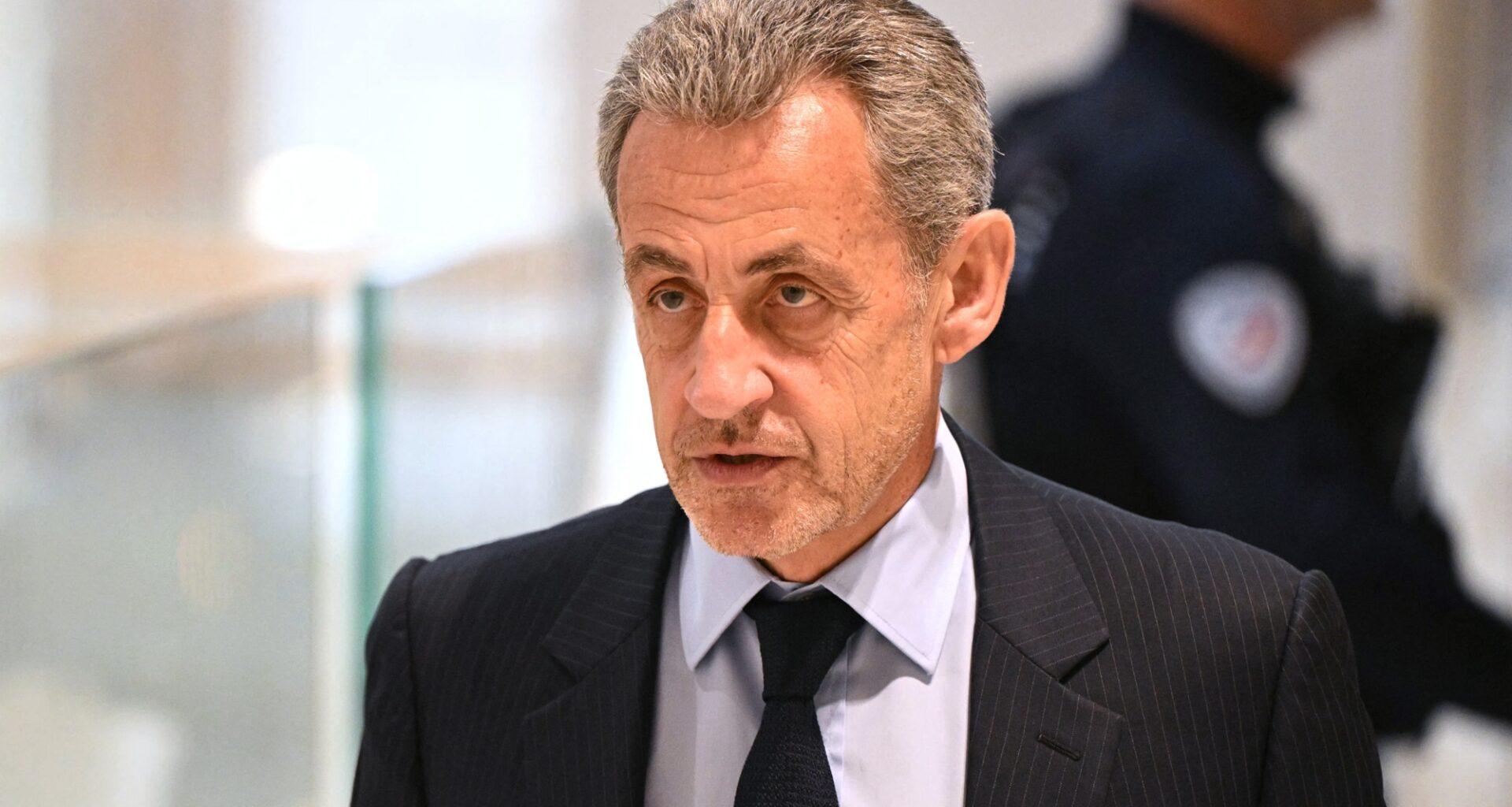 exclu de la Légion d'honneur, l'ancien président "prend acte"