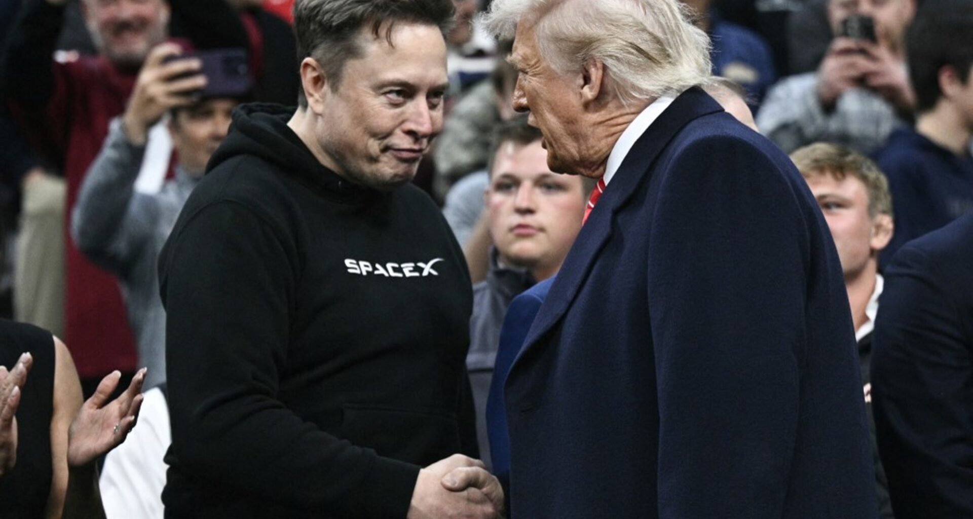 Trump menace d'annuler tous les contrats d'Elon Musk "le fou", Musk met hors service un vaisseau spatial crucial