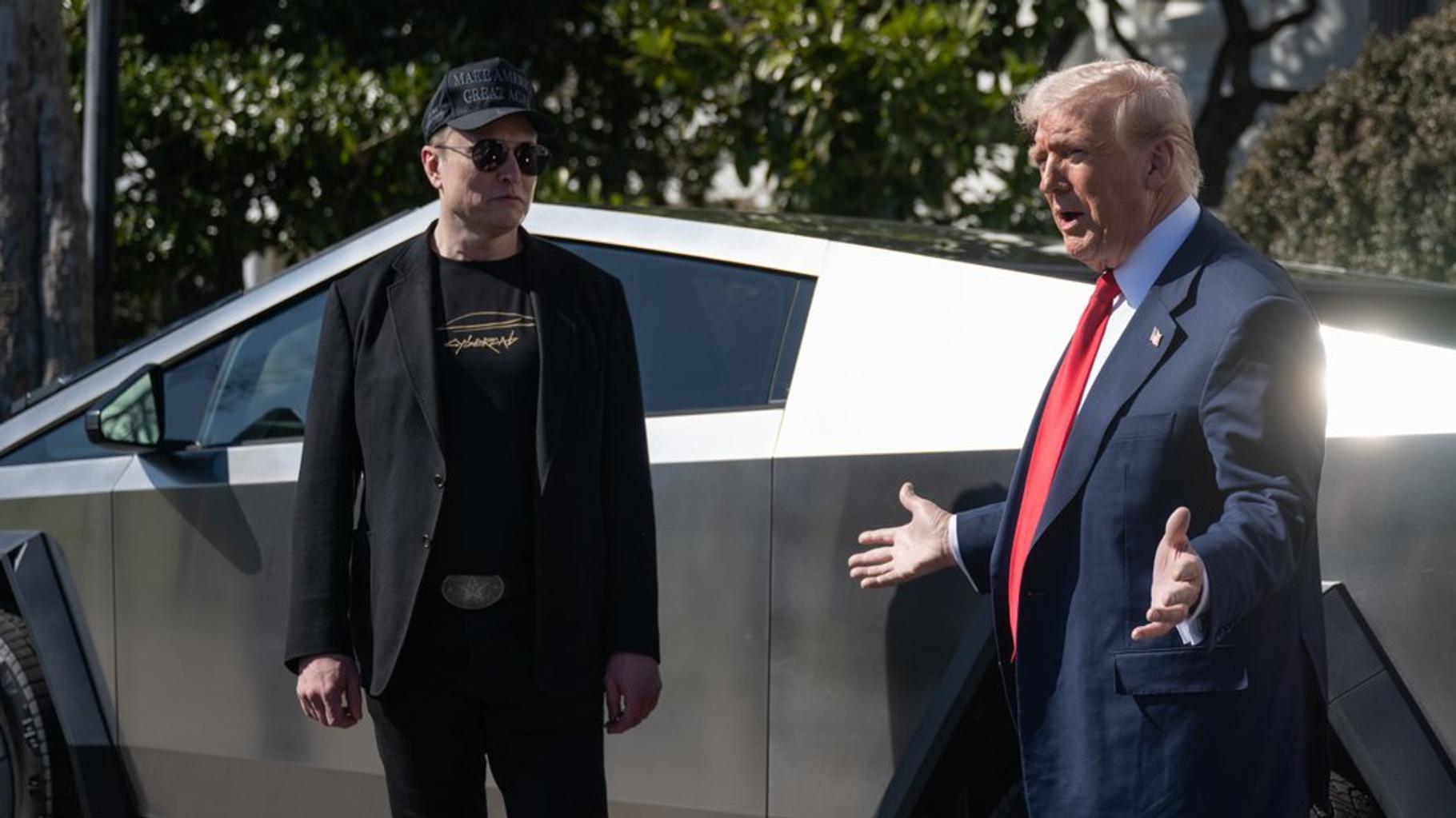 Tesla, premier dommage collatéral du clash Trump-Musk, plonge en bourse
