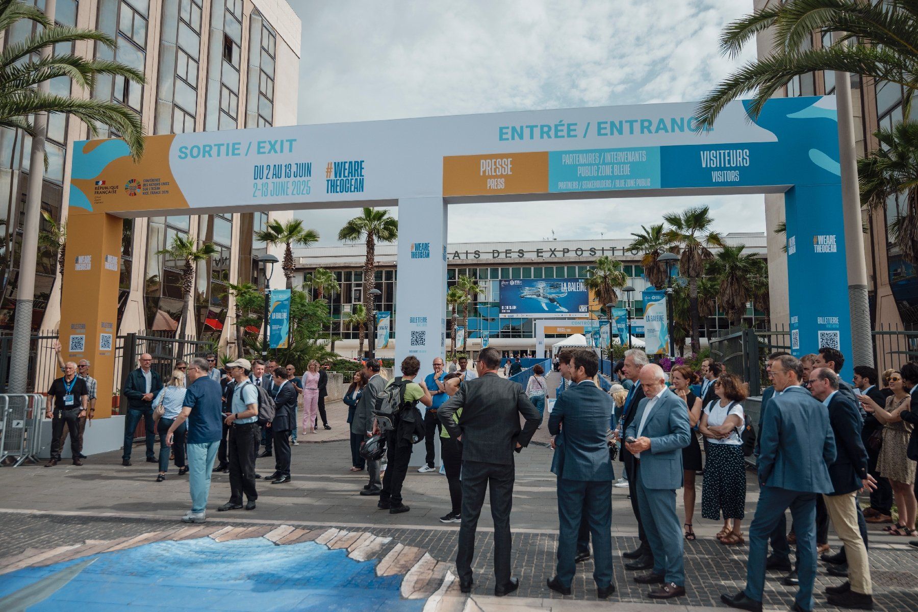 Des visiteurs à l'entrée de l'exposition "La baleine" présentée à l'occasion de la Conférence des Nations unies sur les océans au Parc des expositions de Nice, le 2 juin 2025