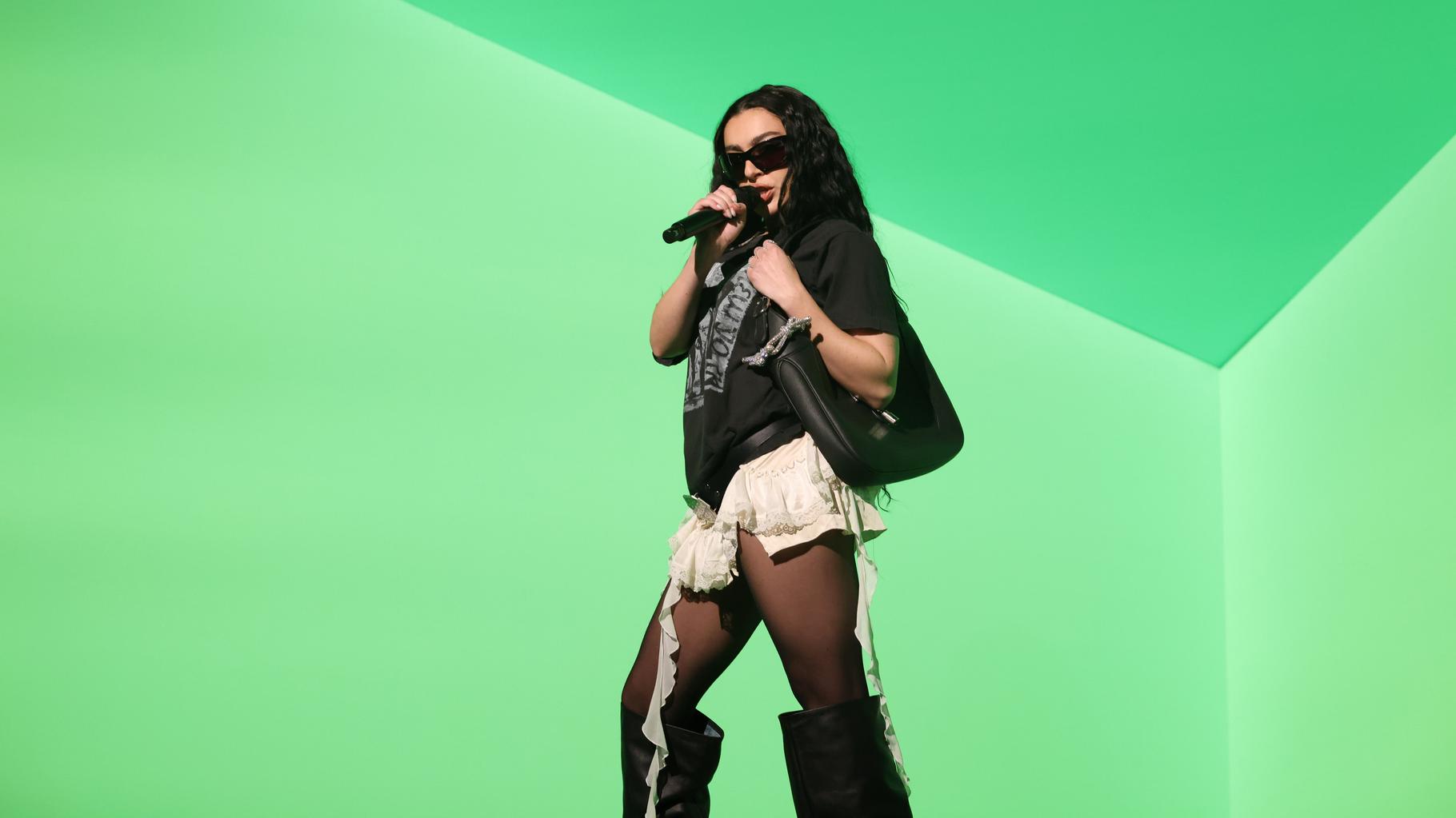 Charli XCX surprend ses fans en rejoignant le groupe Air sur la scène de We Love Green