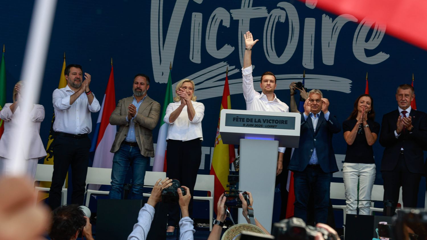 REPORTAGE. Au meeting des "Patriotes pour l'Europe", dans le Loiret, des invités aux discours xénophobes et un RN offensif sur l'Union européenne