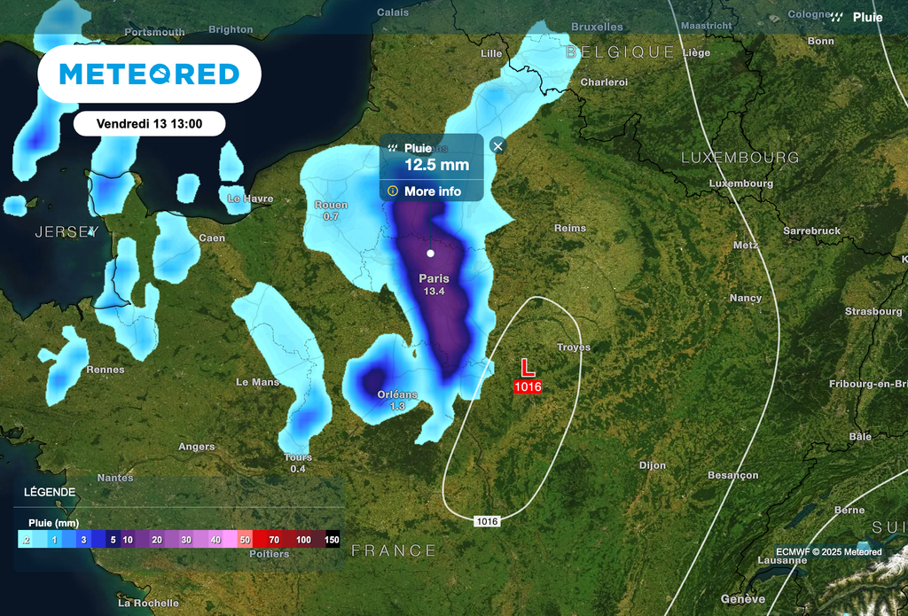 Une ligne orageuse marquée pourrait traverser l'île-de-France en début d'après-midi demain.