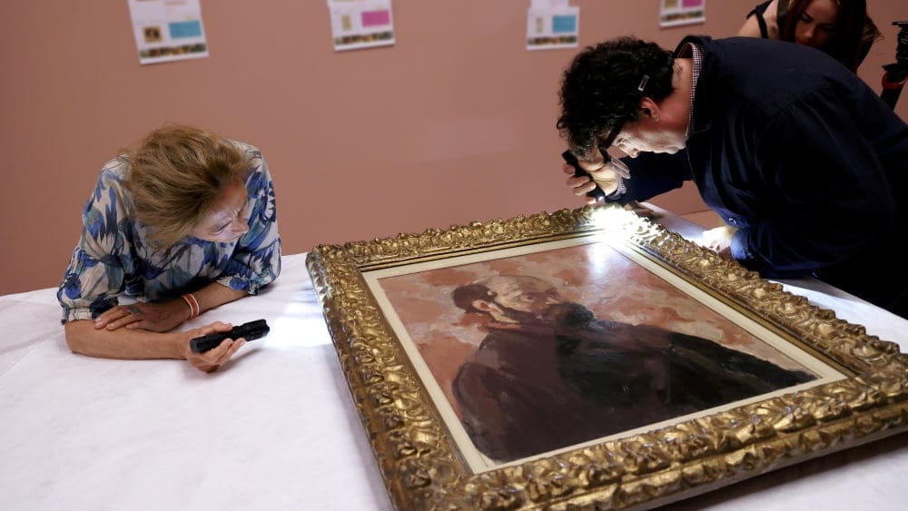 L'état des peinture est minutieusement étudié avant l'accrochage.