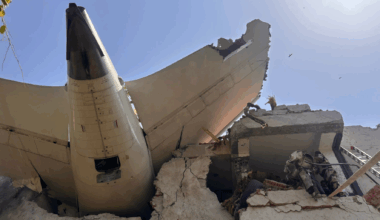 ces photos stupéfiantes des décombres de l’avion en pleine ville