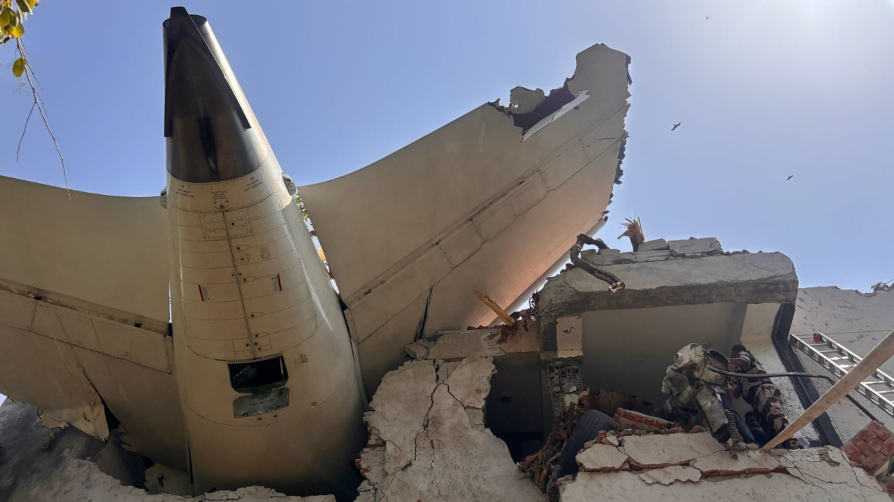 ces photos stupéfiantes des décombres de l’avion en pleine ville