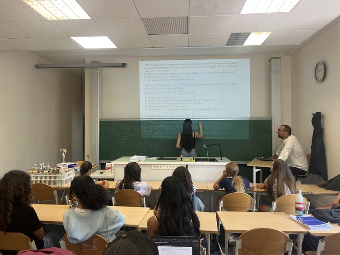 Les collégiennes ont même pu assister à un cours de mathématiques en conditions réelles.