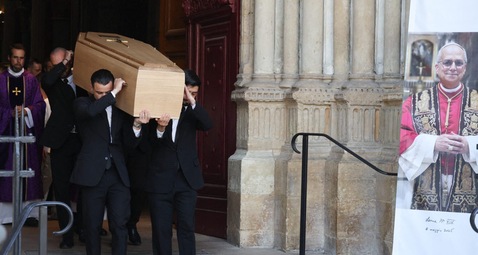 Obsèques de Philippe Labro : Didier Barbelivien apparaît décontracté après son hospitalisation