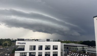Des milliers d'éclairs, rafale à 123 km/h, grêlons de 6 cm… les images impressionnantes des orages en France