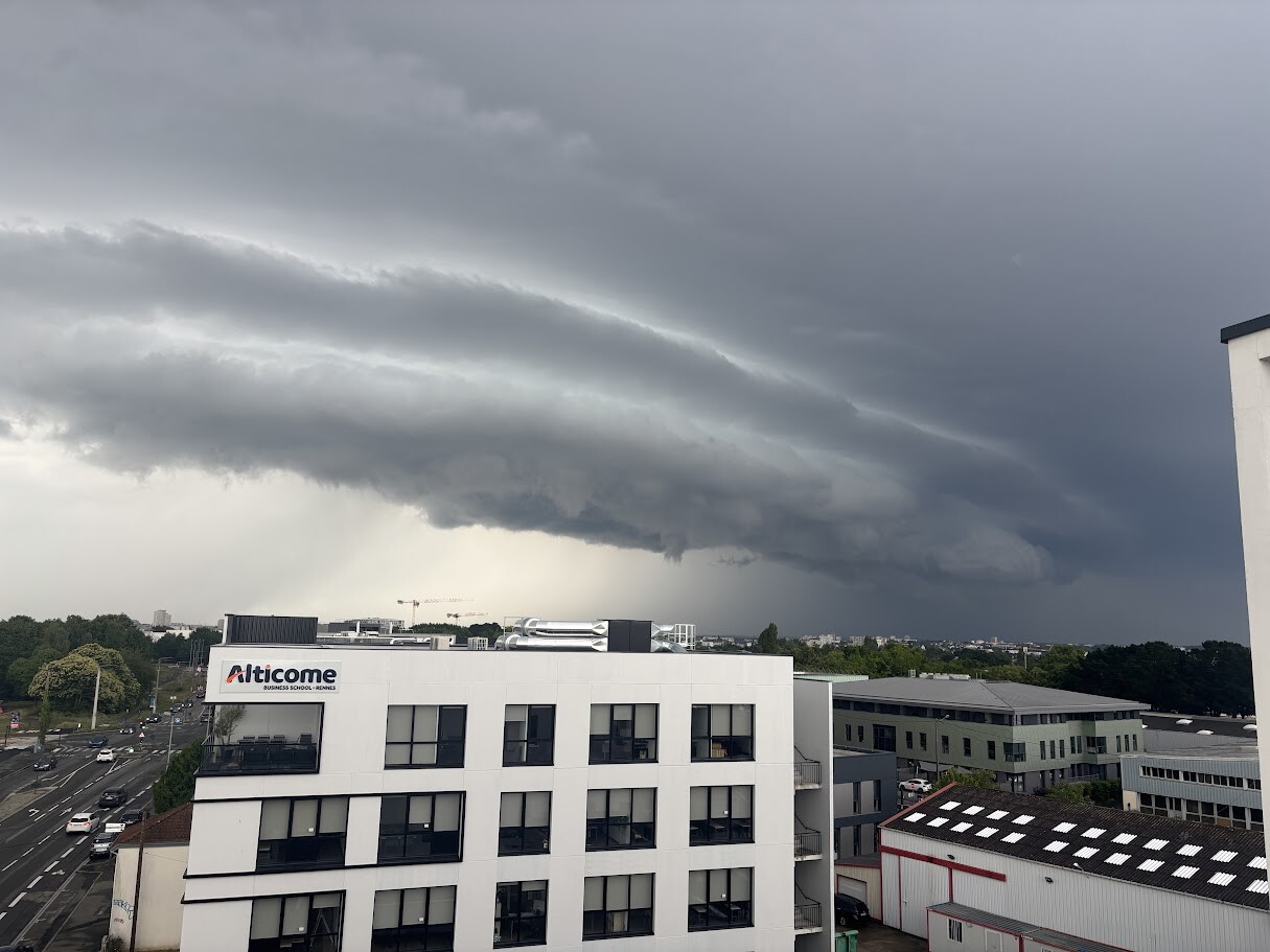 Des milliers d'éclairs, rafale à 123 km/h, grêlons de 6 cm… les images impressionnantes des orages en France
