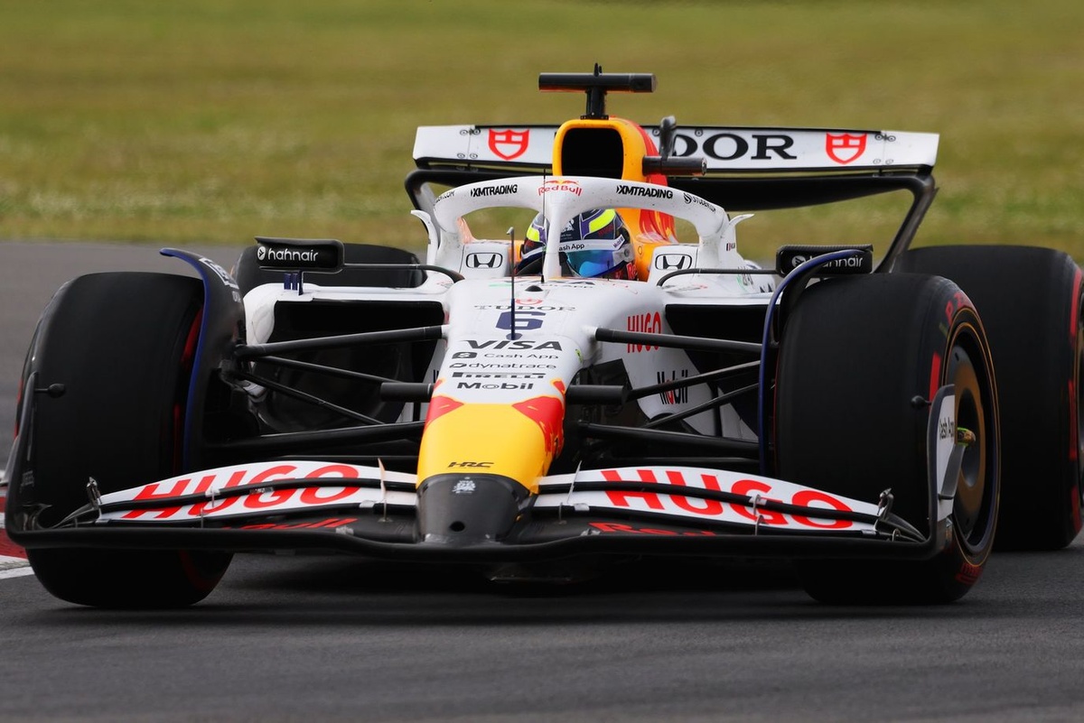 Isack Hadjar pénalisé pour avoir gêné Carlos Sainz en Q1