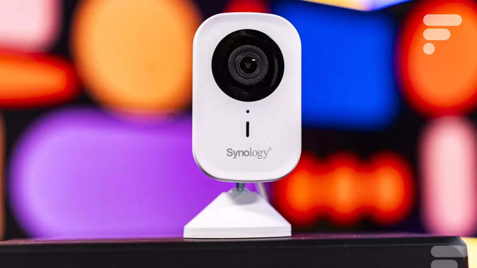 une caméra d'intérieur boostée à l'IA avec les NVR Synology