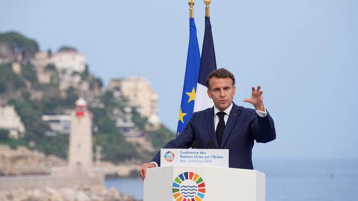 Le président français Emmanuel Macron, ici à Nice le 9 juin 2025 pour la Conférence des Nations Unies sur les océans, a appelé les « formations politiques » et le « gouvernement » à « faire avancer le pays ».