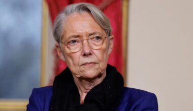 Après la « censure » de Borne, Jul fait lire son livre à Philippe, Ruffin, Hollande... et même une ministre