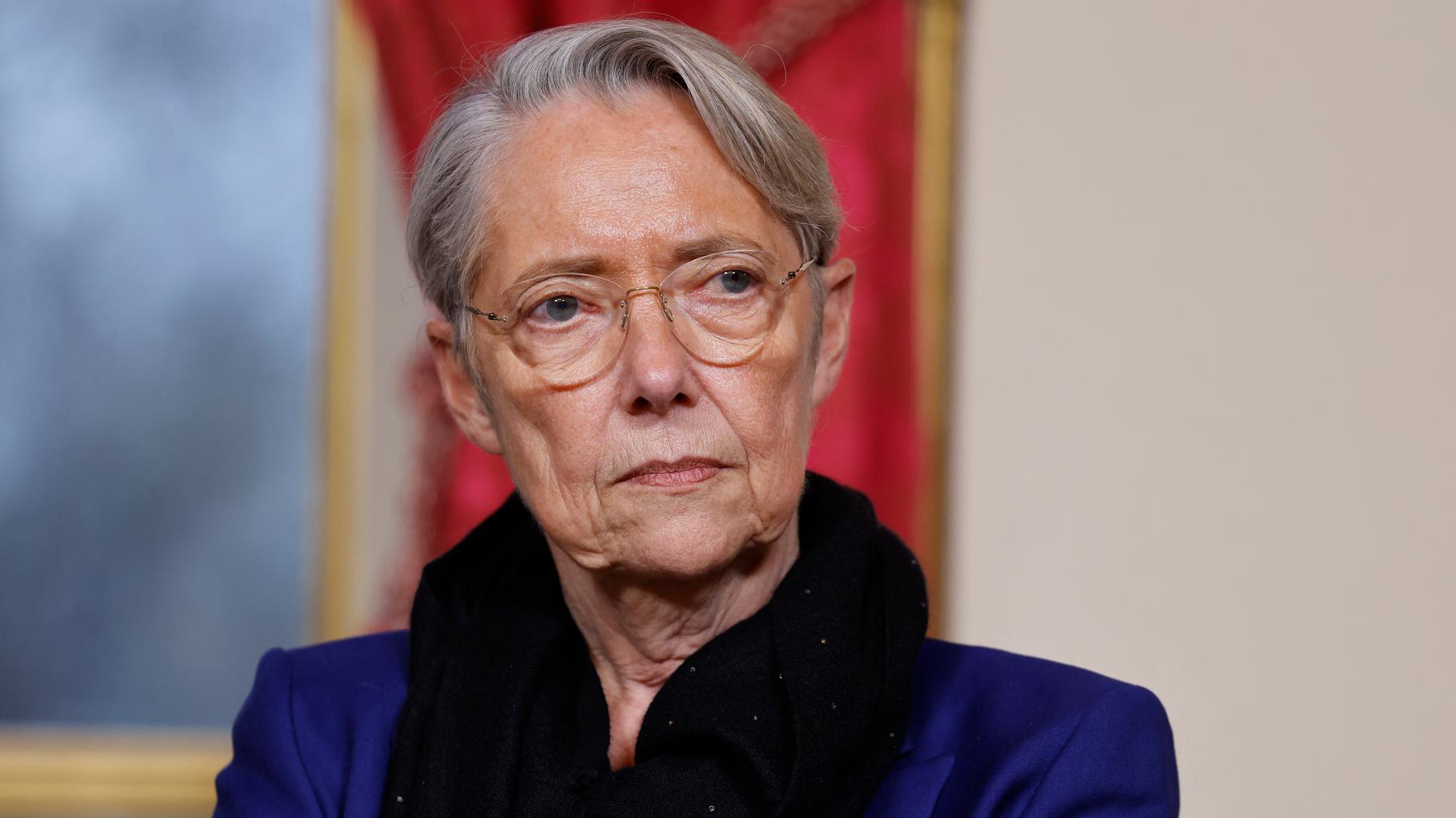 Après la « censure » de Borne, Jul fait lire son livre à Philippe, Ruffin, Hollande... et même une ministre
