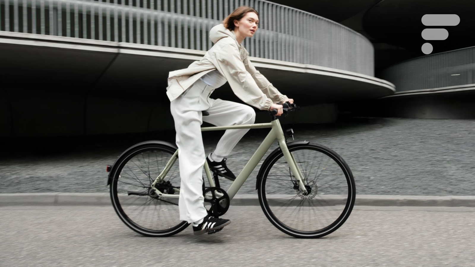 De 16 kg seulement, ce vélo de ville électrique s’améliore encore en 2025 sans faire exploser son prix