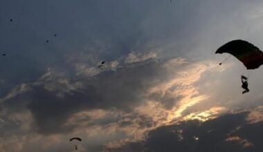 Une mère de quatre enfants et son instructeur meurent lors d’un baptême en parachute