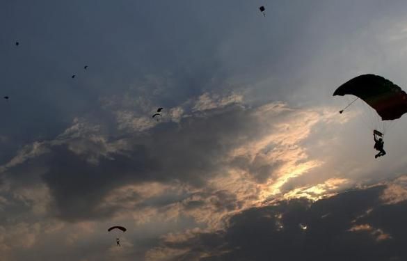 Une mère de quatre enfants et son instructeur meurent lors d’un baptême en parachute