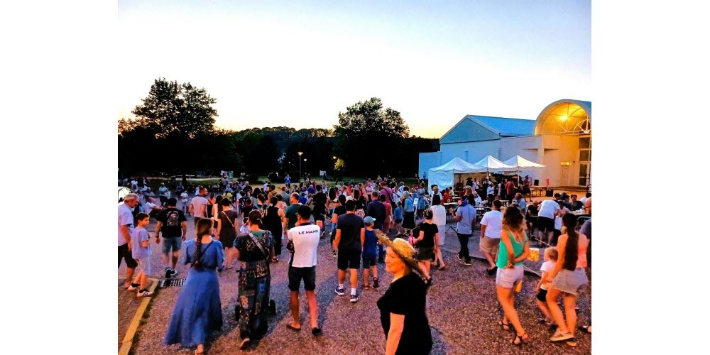 Seichamps. Belle réussite pour la fête de la musique samedi soir. Le public a répondu à l'invitation du comité des fêtes qui avait installé les stands de restauration et buvette derrière le centre socioculturel. Sur le podium, se succédaient Acoustic Black, Crash Twist et les Fuzzibles. A la tombée de la nuit, une centaine d'enfants participaient avec ravissement au défilé aux lampions de la place de l'Eglise jusqu'au parc Schuman où s'embrasait la chavande des feux de la Saint-Jean pour fêter le solstice d'été.