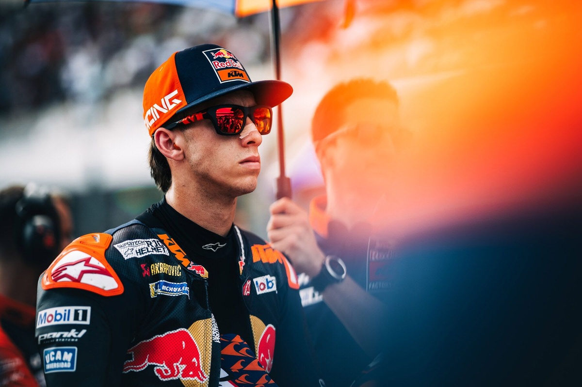 Acosta assume son erreur de pneu et pointe l'infériorité de la KTM
