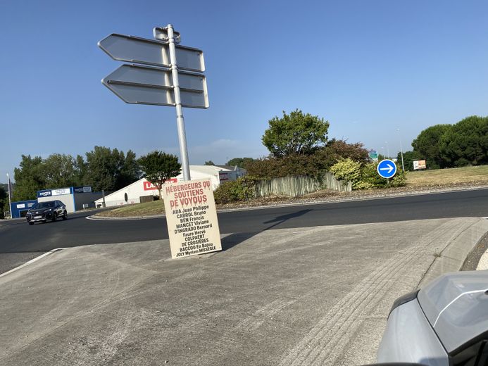 La liste des "hébergeurs" de "voyous", au rond-point de Mélou.