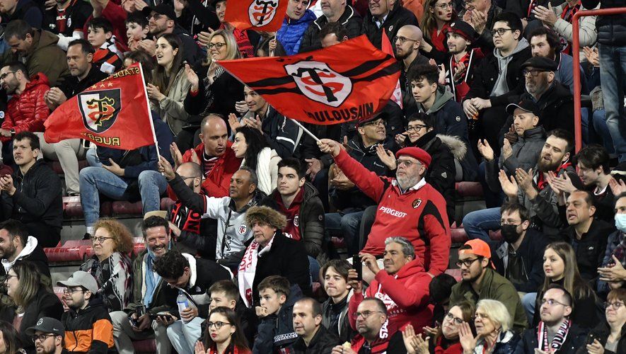 Les supporters parisiens du Stade Toulousains continuent de supporter leur équipe malgré la distance.