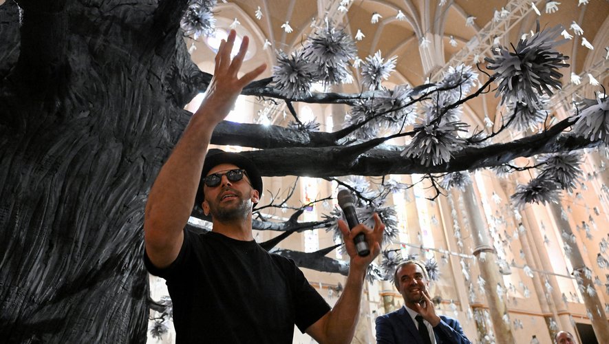 Grandiose : le Carré Sainte-Anne à Montpellier rouvre avec un arbre à palabres au feuillage fait main signé JR !