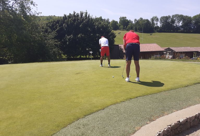 Les golfeurs amateurs s’entraînant à l’occasion du championnat de France par équipes mid-amateurs messieurs.