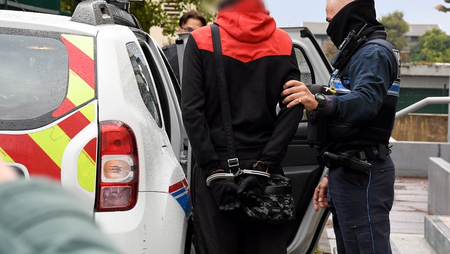 Ils l’obligent à se déshabiller et à courir nu dans la rue : coups de couteau, tabassage filmé et scène d’humiliation à Montpellier