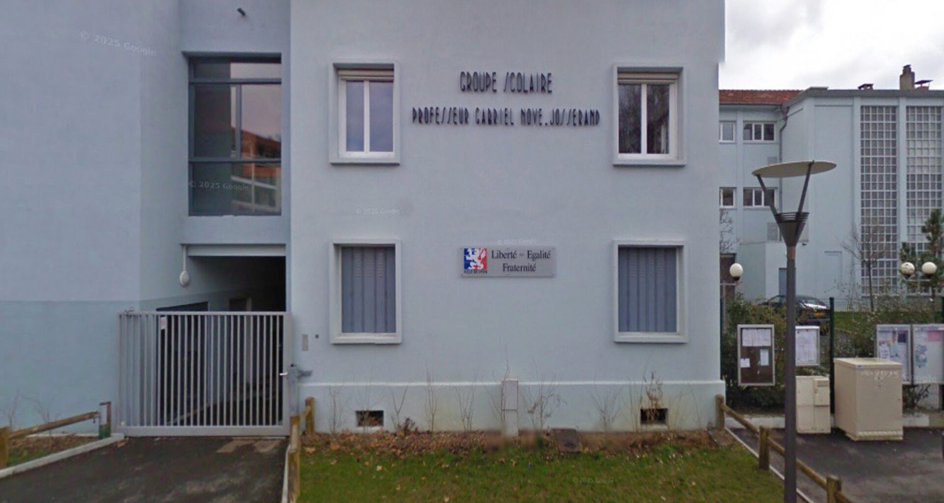Les infos de 12h - Lyon : une école primaire incendiée, des croix gammées et des étoiles de David taguées