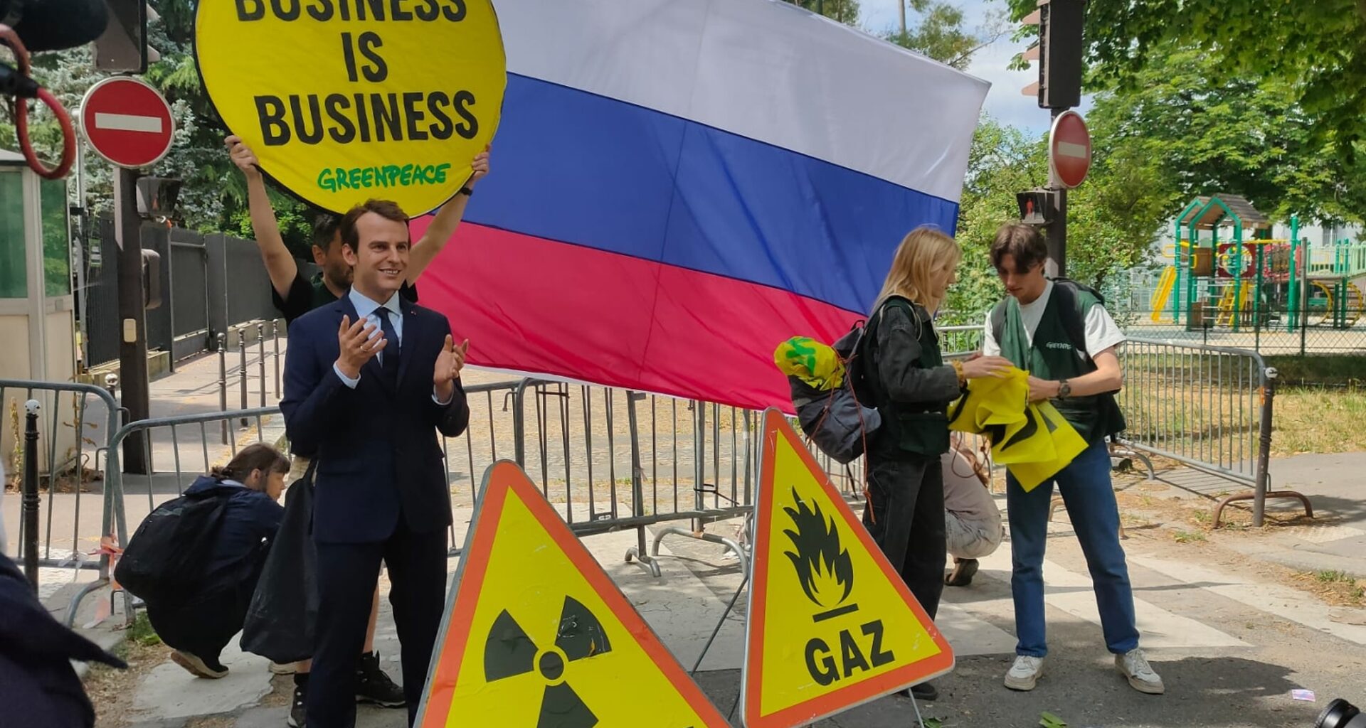 Musée Grévin : la statue de cire d'Emmanuel Macron dérobée et installée devant l'ambassade de Russie
