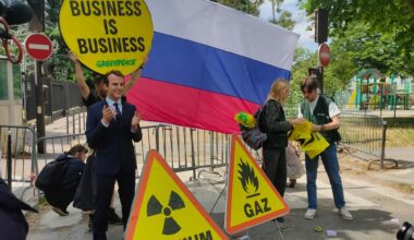 Musée Grévin : la statue de cire d'Emmanuel Macron dérobée et installée devant l'ambassade de Russie