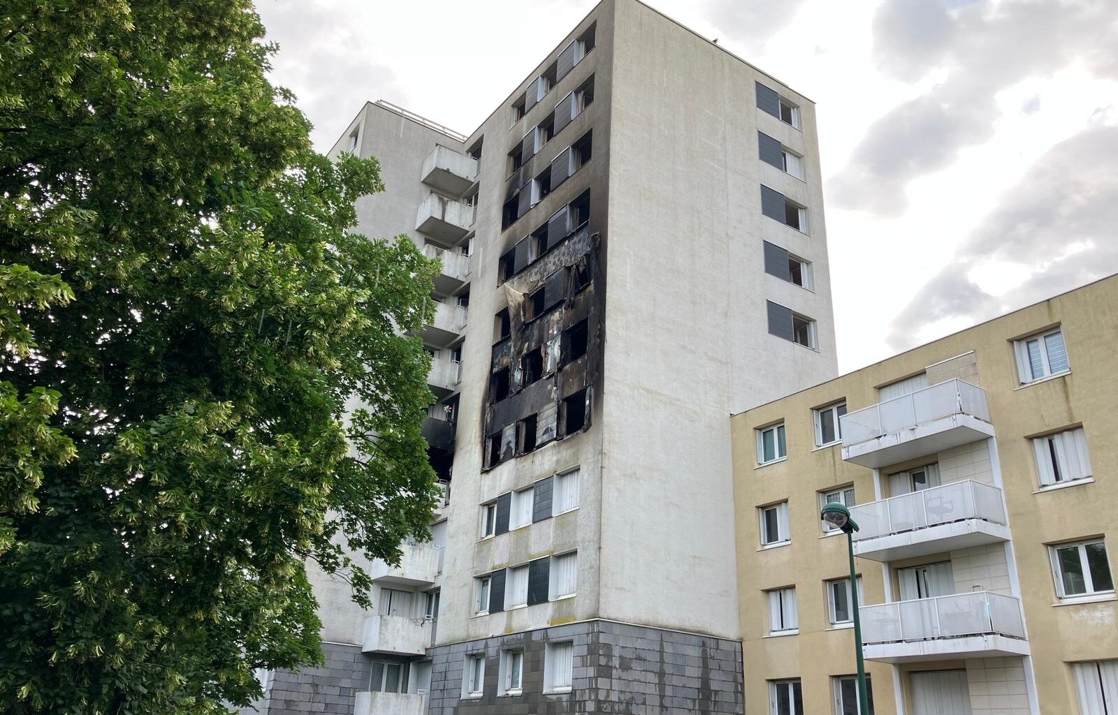 au moins quatre morts, dont un enfant, dans l'incendie d'un immeuble