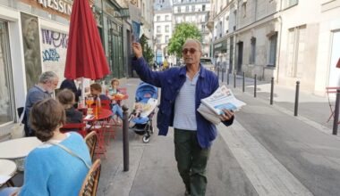 Ali, dernier crieur de journaux à Paris, va être décoré par Emmanuel Macron