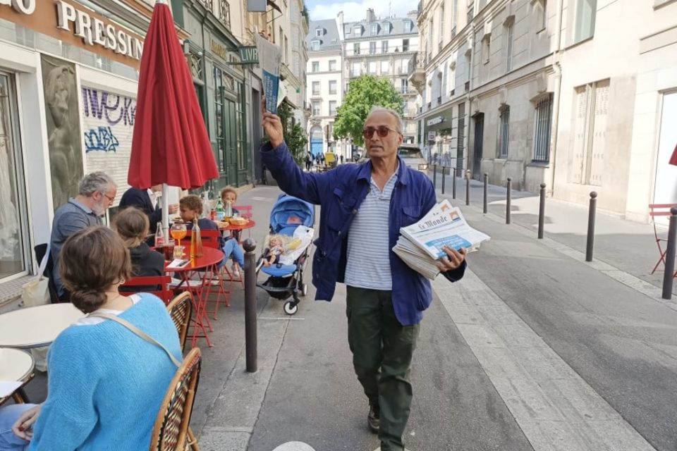 Ali, dernier crieur de journaux à Paris, va être décoré par Emmanuel Macron