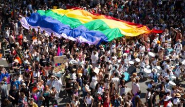 Les infos de 18h - À Paris, des dizaines de milliers de personnes défilent lors de la Marche des fiertés