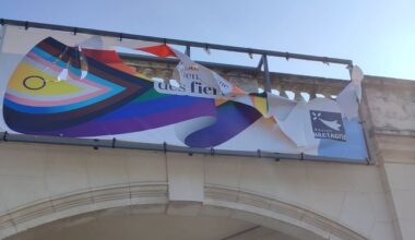 Accrochée sur l’Hôtel de région, une banderole pour le mois des fiertés a été vandalisée