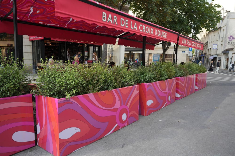 Le bar de la Croix Rouge revêt jusqu'à fin juillet les couleurs de la griffe
