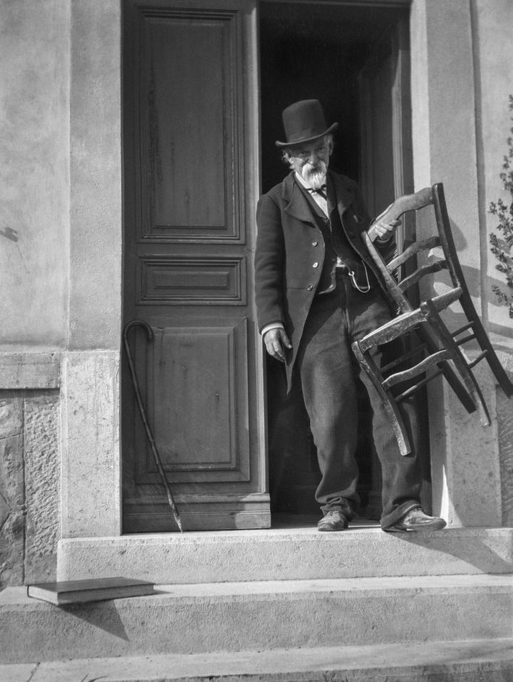 Paul Cezanne devant son atelier des Lauves, à Aix-en-Provence, photographié par Gertrude Osthaus, en avril 1906. (BILDARCHIV MALBURG ALLEMAGNE)