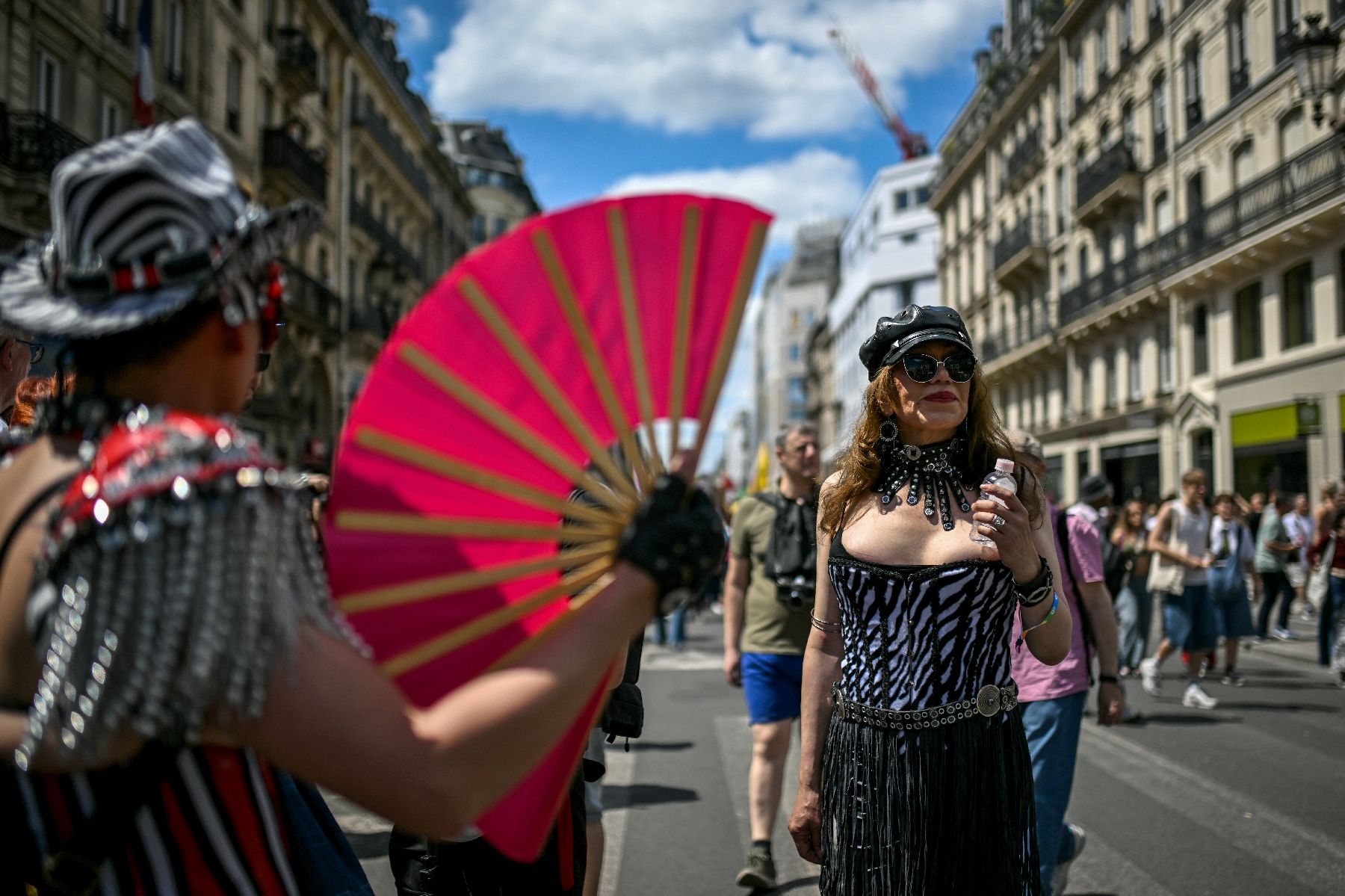 Des participants à la Marche des fiertés de Paris, le 28 juin 2025