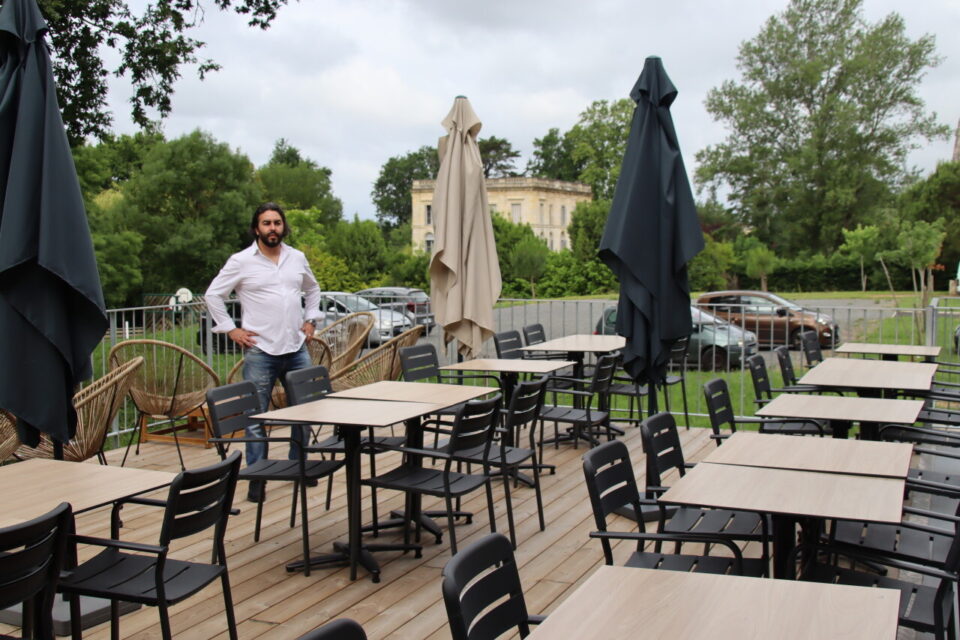 Une grande terrasse prolonge la salle du Valou by Petit Mignon à Baurech, en Gironde.