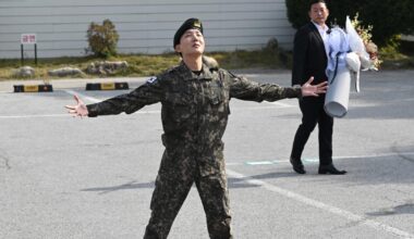 RM et V, membres du groupe sud-coréen BTS, vont être libérés de leur service militaire