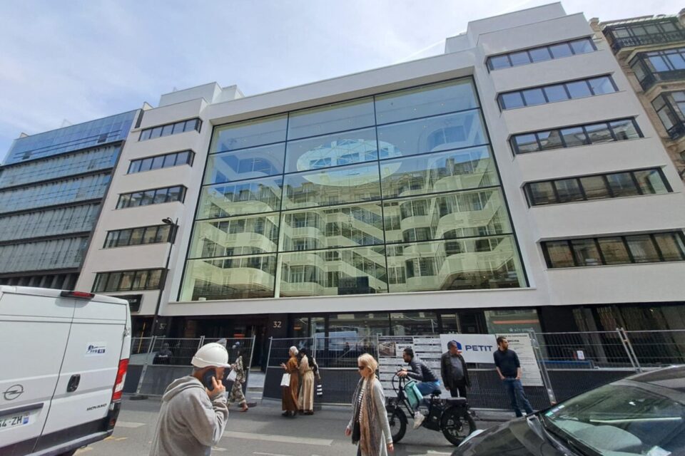 L'immeuble est situé à quelques pas de l'avenue des Champs-Elysées à Paris (8e).