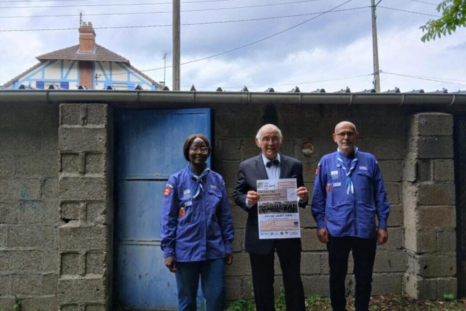 Marguerite Baudin, Michel Lecerf et David Baudin devant le local