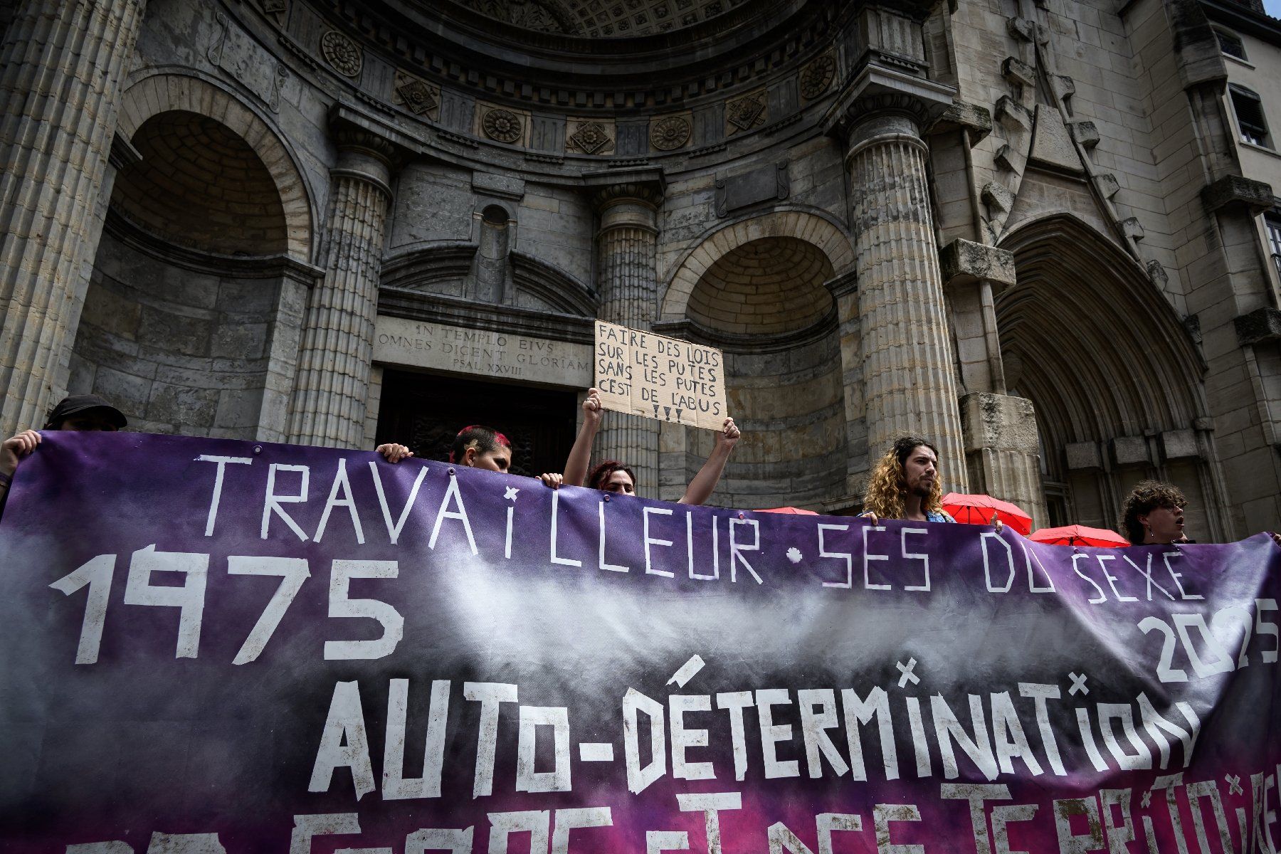 Manifestation à l'appel d'associations de travailleuses du sexe, le 31 mai 2025 à Lyon, pour commémorer le 50e anniversaire de la révolte d'une centaine de prostituées qui ont occupé l'église le 2 juin 1975 pour protester contre le harcèlement policier