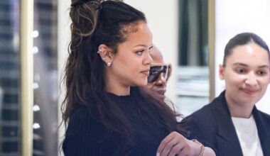 Quand Rihanna mixe une robe Saint Laurent et des baskets Puma pour aller chercher des burgers