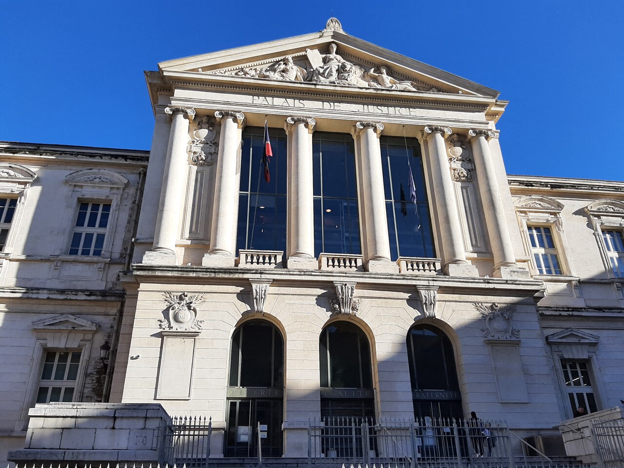 L'employée du tribunal de Nice trempait dans des affaires très louches