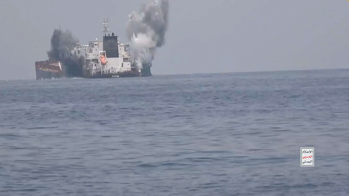 El MV Tutor, de propiedad griega, antes de hundirse debido a un ataque de los hutíes - PHOTO/ HOUTHI MEDIA CENTRE via REUTERS