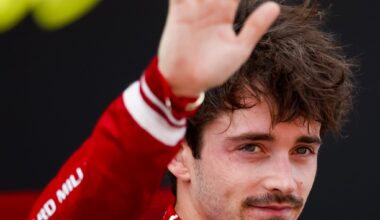 Charles Leclerc exhorté à saisir la victoire face à Hamilton lors d'un affrontement dramatique.